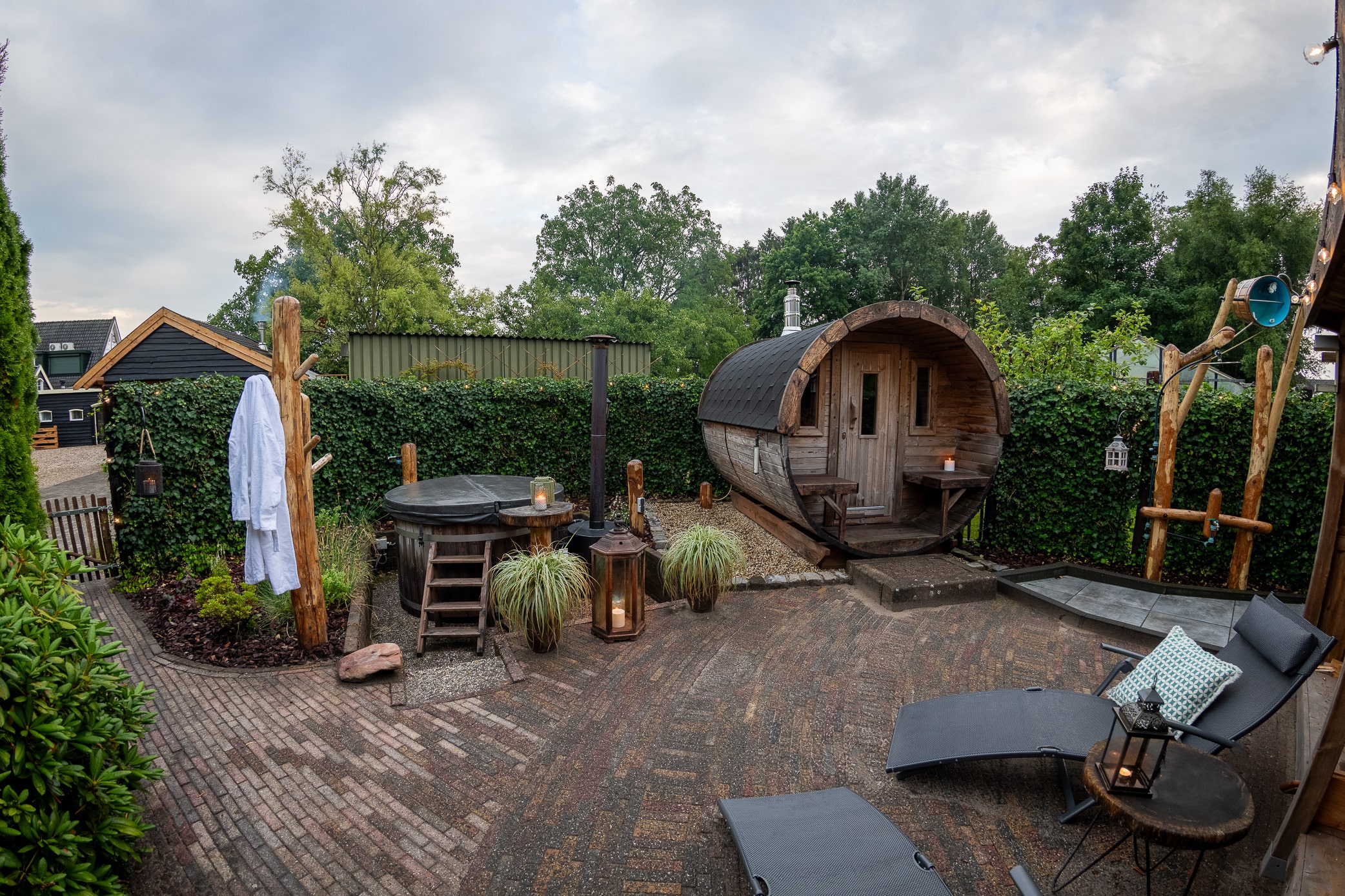 Wellness hottub en sauna op het erf